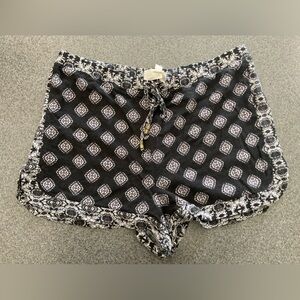 Black and White Patterned Women's Shorts - juniors XL